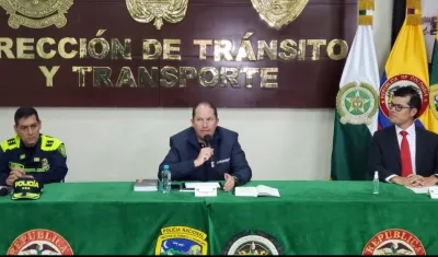 Las autoridades explicando las medidas.