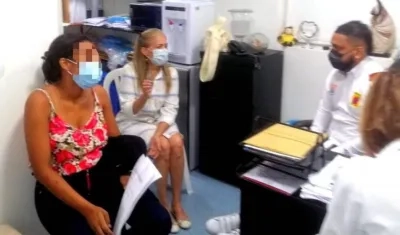 La madre del menor recibiendo orientación por parte de las autoridades de Santa Marta. 