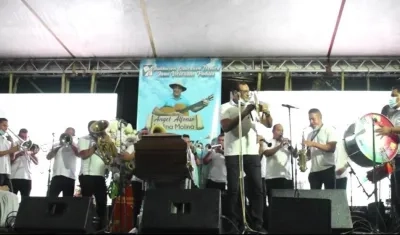 El féretro en el centro de la tarima y la banda El Sindicato interpretando canciones de 'Poncho' Molina.