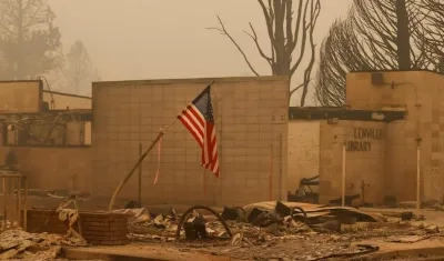 Las llamas de Dixie han carbonizado más de 1.000 construcciones.