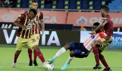 Cristian Martínez Borja se cae ante la marca de tres rivales. 