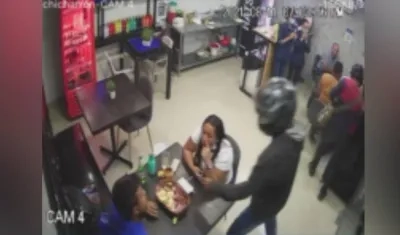 Momento del atraco en el local de comidas rápidas. 