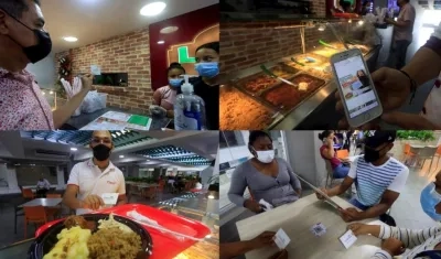 Usuarios con sus carnets de vacunación.