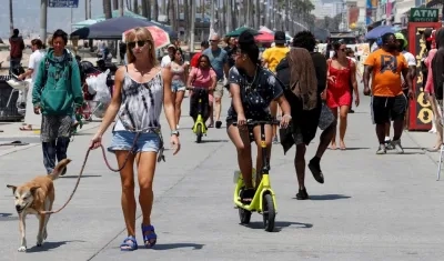 Gente caminando en Los Ángeles.