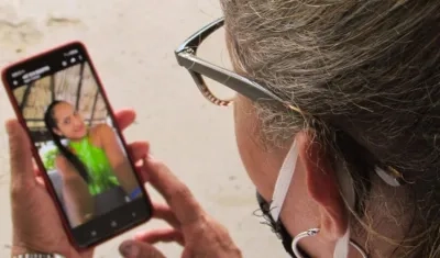 La mamá de Dary Luz observa una foto de su hija en el celular. 