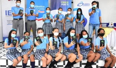 Un grupo de jóvenes beneficiados con la entrega de las tabletas electrónicas.