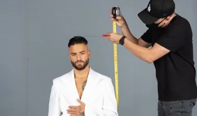Maluma, en el Museo Madame Tussauds, cuando estaba siendo medido.