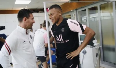Lionel Messi y Kylian Mbappé durante el entrenamiento. 
