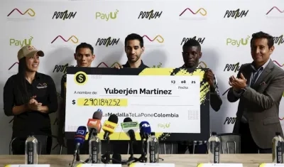Entrega del cheque a Yuberjen Martínez. 