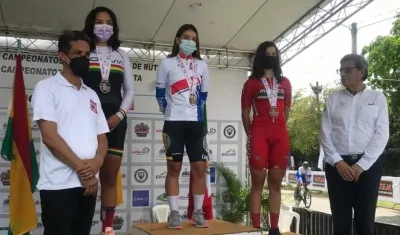 Lina Marcela Hernández en el primer lugar del podio. 
