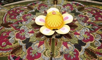 Vista general hoy del tapiz de flores que realiza el Centro Comercial Santafé durante la celebración de la Feria de las Flores, en Medellín (Colombia). 