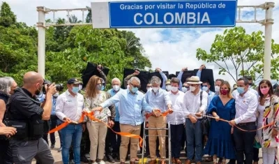 Presidentes de Colombia y Ecuador inauguran el paso peatonal. 