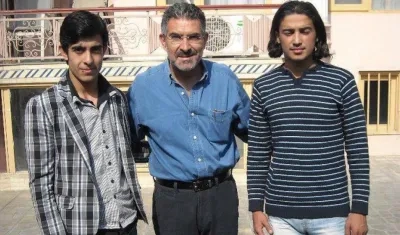 El periodista Jorge Cura con los jóvenes traductores en Kabul, Afganistán.