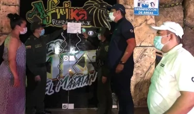 Las autoridades durante la diligencia de cierre.