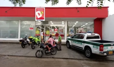 La Policía en el almacén asaltado en la tarde de este lunes. 