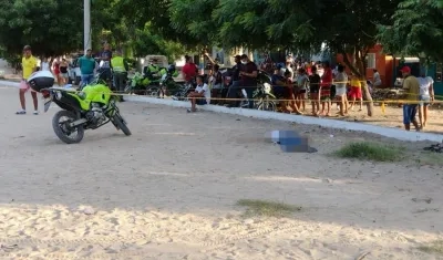 Una de las víctimas falleció en la cancha del barrio. 