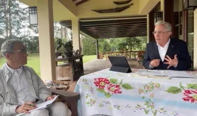 El padre Francisco de Roux y Álvaro Uribe Vélez.