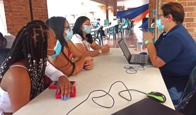 Las ferias permiten a los jóvenes solucionar sus dudas para acceder a la educación superior.