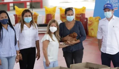 Entrega a beneficiarios de patios productivos en Manatí.