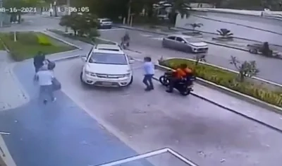 Momento del atraco ocurrido el lunes festivo. 