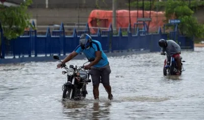 Una calle inundada hoy, en Santo Domingo.