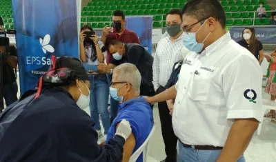 Dayron Bernal King recibió este martes la vacuna número 1.000.000.