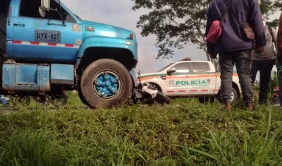 La moto quedó inscrustada en la parte delantera de la volqueta. 