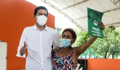 El alcalde Rodolfo Ucrós con la comunidad. 