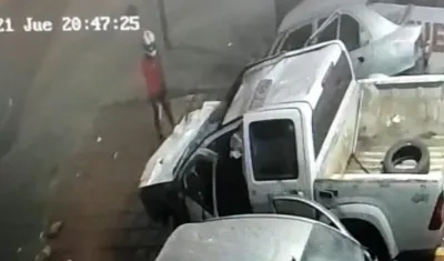 Momento del ataque a bala debajo del puente de Bolívar. 