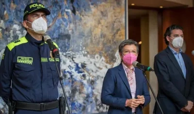 La alcaldesa Claudia López junto al secretario de Seguridad, Aníbal Fernández; y al Director de Seguridad Ciudadana de la Policía, general Carlos Rodríguez. 