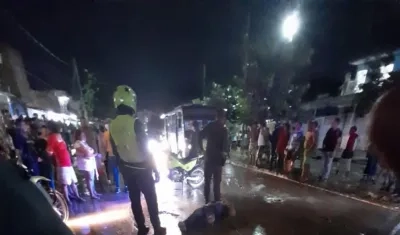 Una de las víctimas quedó tendida sobre la vía de la carrera 14. 