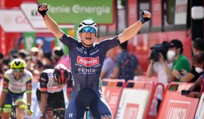 Jasper Philipsen se impone en la línea de meta. 