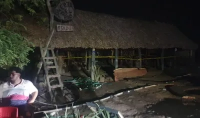 Dueños de restaurante evacuando los locales ante la inminente emergencia.