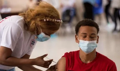 Un hombre recibe una dosis de una vacuna contra el Covid-19, en Santo Domingo (República Dominicana).  