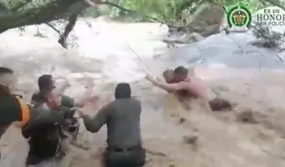 Momento del rescate de las dos mujeres. 