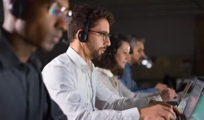 Asesor de call center es una de las vacantes disponibles en la Agencia Pública de Empleo del Sena.