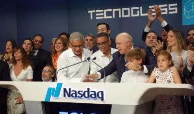 Momento en que la compañía tocó la campana de Nasdaq.