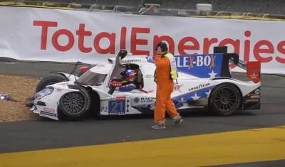 Juan Pablo Montoya adentro de su vehículo, tras el accidente. 