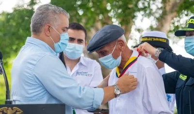 El Presidente Iván Duque y el maestro Adolfo Pacheco.