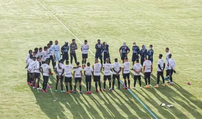 Arturo Reyes durante una charla con los jugadores. 