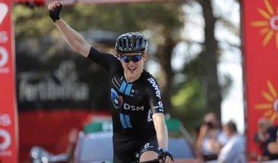 El australiano Michael Storer se impone en la línea de meta.