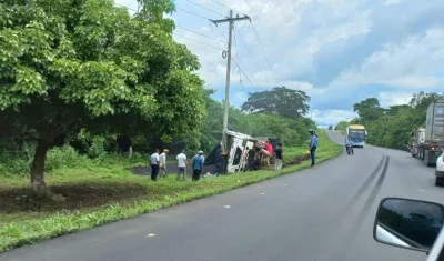Volqueta volcada a un lado de la vía. 