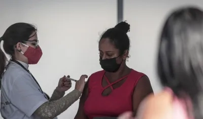 Una mujer se vacuna contra el Covid-19 en Brasil.