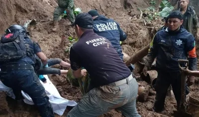 Las autoridades de Xapala recuperan a los atrapados.