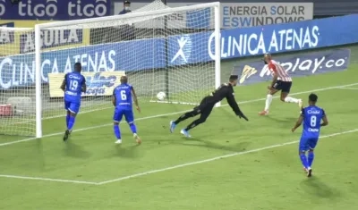 Freddy Hinestroza anotando el 3-2 para los junioristas.