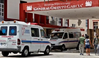 Ambulancias en el Hospital Universitario General Calixto García en La Habana (Cuba). 