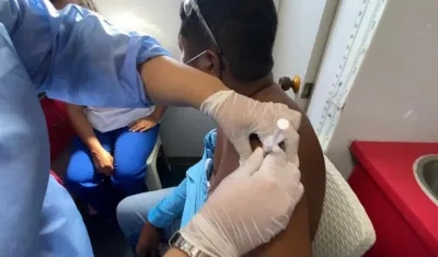 Un hombre se vacuna en Cartagena contra el Covid-19.