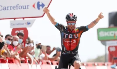 Damiano Caruso gana la etapa. 