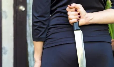 La joven atacó a su mamá con un cuchillo al interior del apartamento donde residían. 