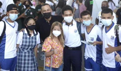 La Gobernadora Elsa Noguera y el Alcalde José Fernando Vargas compartiendo con los jóvenes.